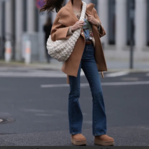 New UGG Women’s Classic Platform Boots - Picture 10 of 11